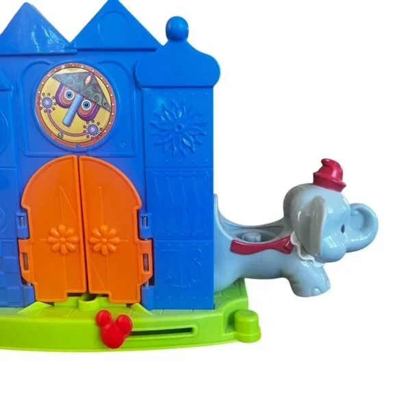 Fisher Price Little People Magic of Disney Day at Disney Castle Playset - Picture 2 of 9